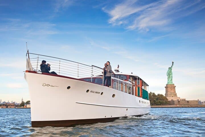 New York City Sunset and Daytime Sightseeing Cruise on a 1950s-Style Yacht