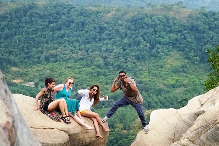 Sri Lanka Luxury 11-Night Guided Mini-Coach Tour: Culture, Tea Hills & Wildlife