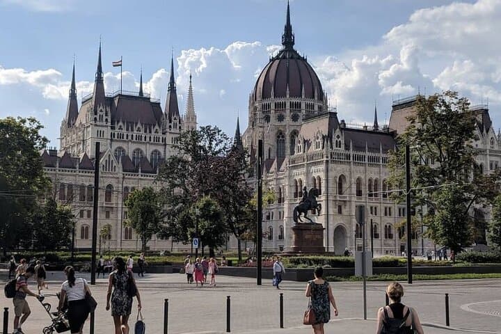 Budapest Full-Day Private Sightseeing: Walking and Car Tour of Buda & Pest photo 2