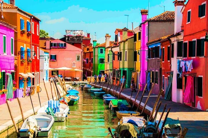 Burano Walking Tour: Secret Corners, Lace-Making & Colorful Houses
