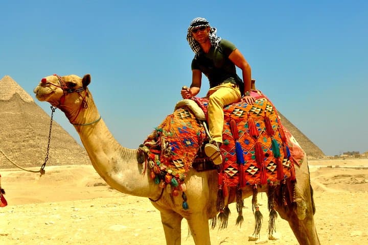 Cairo Day Tour From Luxor by Flight: Pyramids, Sphinx, Museum & Khan El-Khalili