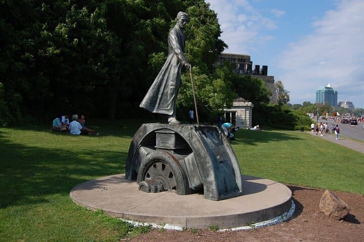 Self-Guided Scavenger Hunt Along Niagara Falls - Let's Roam photo 4