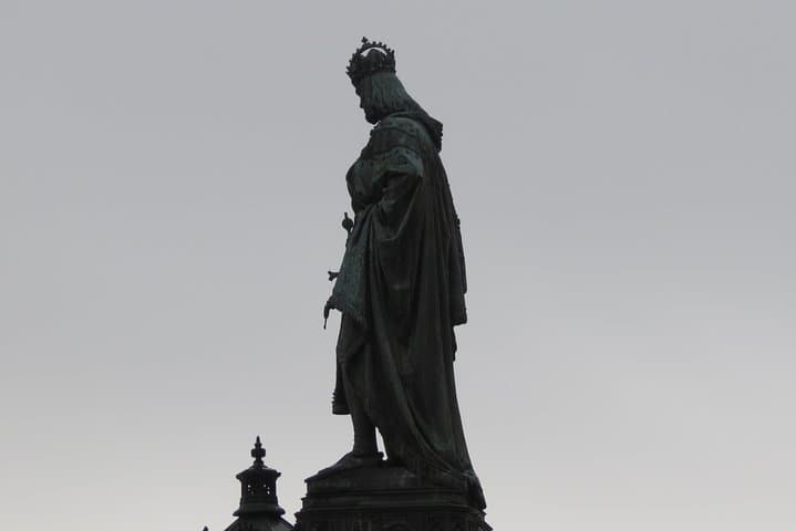 Prague Castle and Charles Bridge Small-Group Walking Tour photo 3