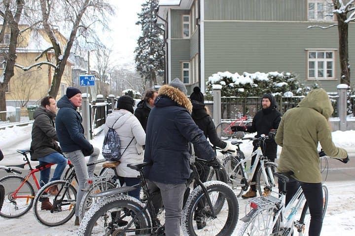 Winter Bike Tour in Tallinn — Kadriorg, Seaside & Cafe Stop photo 3