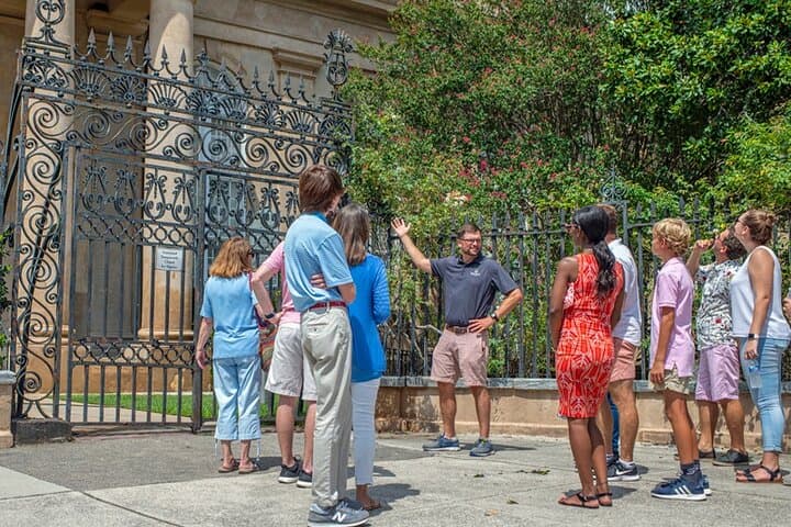 Historic Charleston Stroll: Rainbow Row, The Battery & Powder Magazine