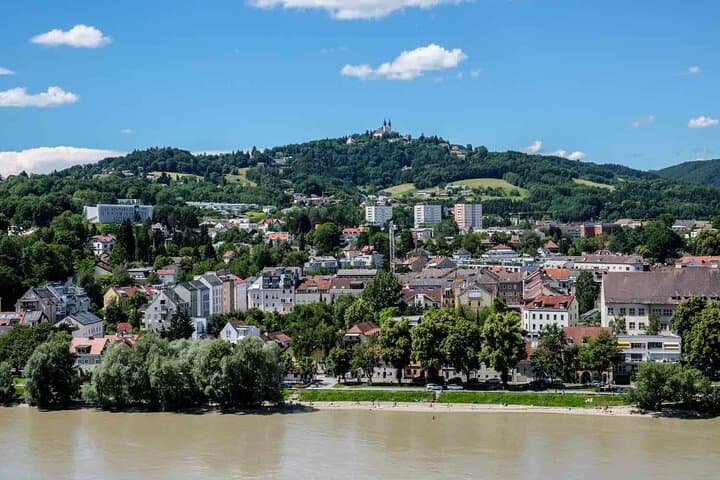 Private One-Way Transfer: Cesky Krumlov to Linz — Scenic Door-to-Door Ride photo 2