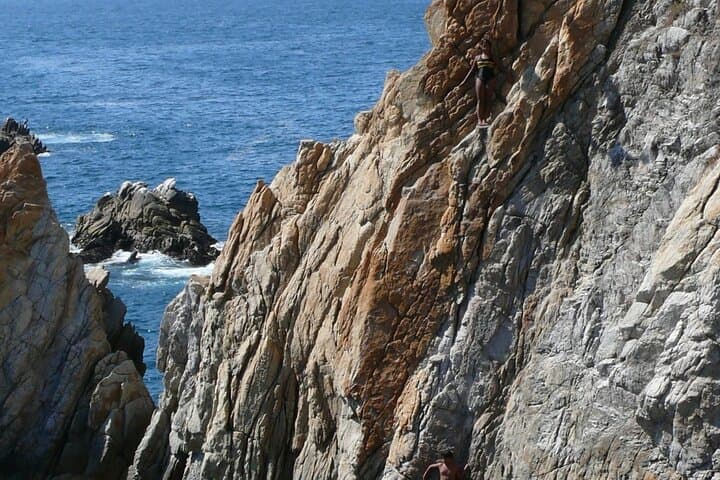 Quebrada Cliff Divers Show in Acapulco — Terrace Viewing with Transport photo 4