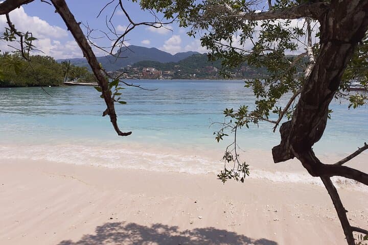 Snorkel Las Gatas Bay: Guided Snorkel to the Underwater Jesus Statue in Zihuatanejo photo 2
