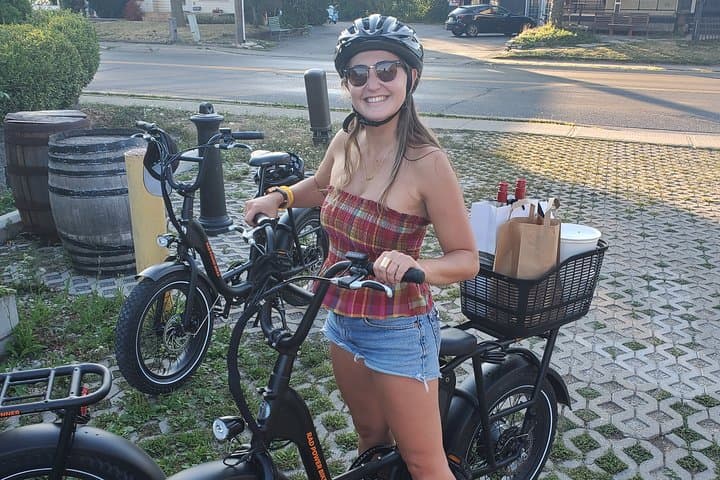 Exploring Niagara-on-the-Lake by eBike: Vineyards, Waterfront & Old Town photo 2