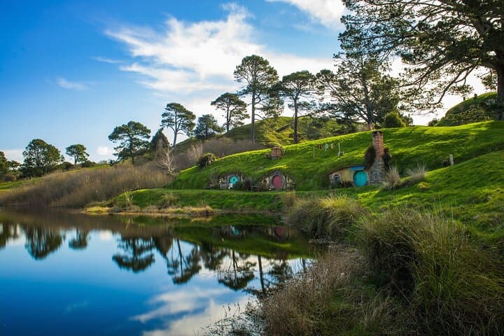 Private Hobbiton and Waitomo Glowworm Caves Day Tour from Auckland