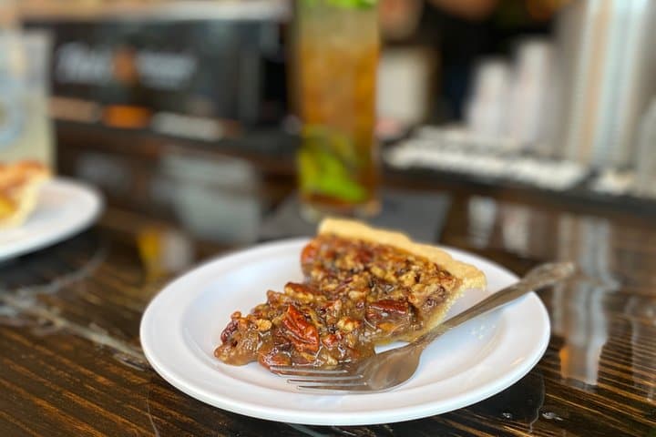 Savannah Walktails & Bar Bites: Historic Downtown Cocktail Walking Tour photo 3