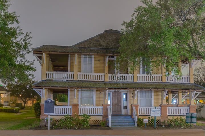 Corpus Christi Walking Ghost Tour: Haunted History & Nighttime Stroll photo 6
