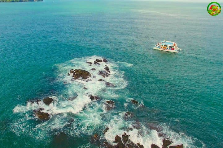 Manuel Antonio Catamaran Tour — Snorkel, Wildlife & Coastal Views