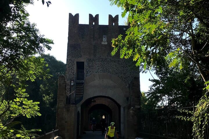 Rome Urban Bike Adventure to a Castle — Foxbike 'A Castle Adventure'