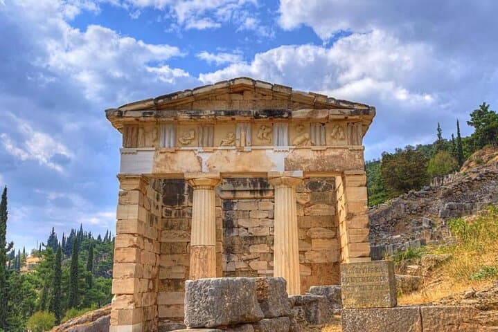 Delphi Day Tour from Athens: Private Visit to the Oracle and Arachova