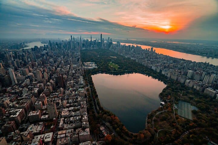 Private NYC Helicopter Proposal Tour with Champagne & Photographer photo 6