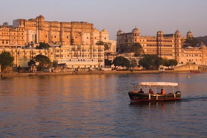 Udaipur Day Tour: City Palace, Lake Pichola & Cultural Highlights photo 4