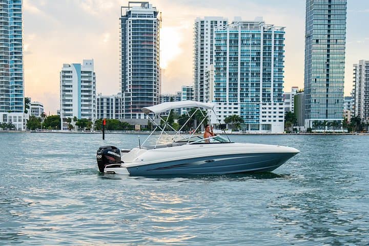 2-Hour Miami Boat Tour: Miami Beach, Key Biscayne & Brickell Sundeck Cruise photo 4