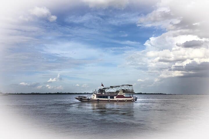 Mekong and Tonle Sap River Cruise: Phnom Penh to Siem Reap by Boat and Road