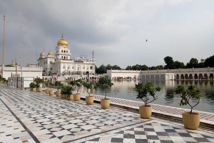 Bhogal Bazaar Walking Tour: Punjabi Food, Temples & Rickshaw Rides in Delhi photo 3