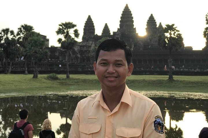 Custom Private Guide in Siem Reap — Angkor Wat, Ta Prohm & Local Markets