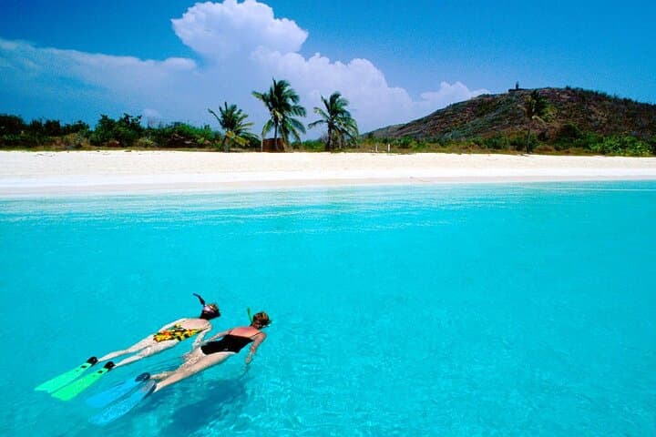 Culebra Power Boat Snorkeling & Flamenco Beach Tour — All-Inclusive Day Trip