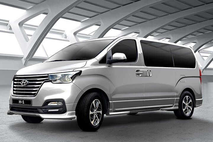 Smooth Dubai Airport Arrival Transfer: Private Pickup to the City photo 5