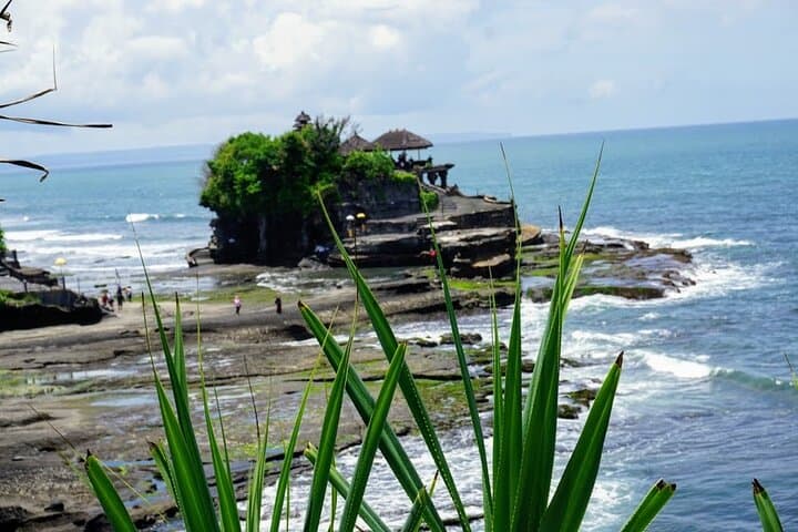 Tanah Lot Temple & Jimbaran Beach Seafood Sunset Dinner — Private Bali Tour photo 2