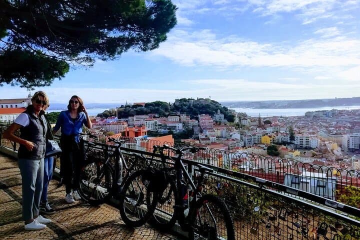 Lisbon 7 Hills & 14 Viewpoints E-Bike Tour — Alfama to Graça in Half Day