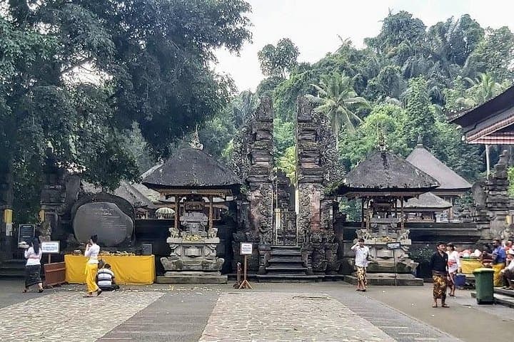 tirta-empul-and-gunung-kawi-private-ubud-rice-terrace-tour photo 1