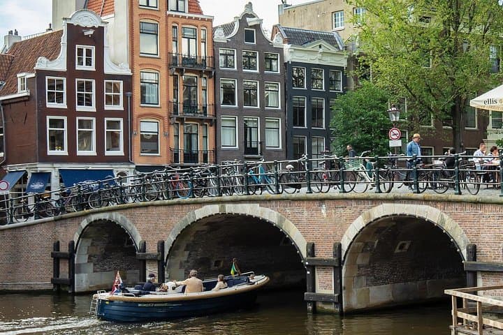 Amsterdam Cultural Highlights Walking Tour — English, German & Italian Guides photo 2