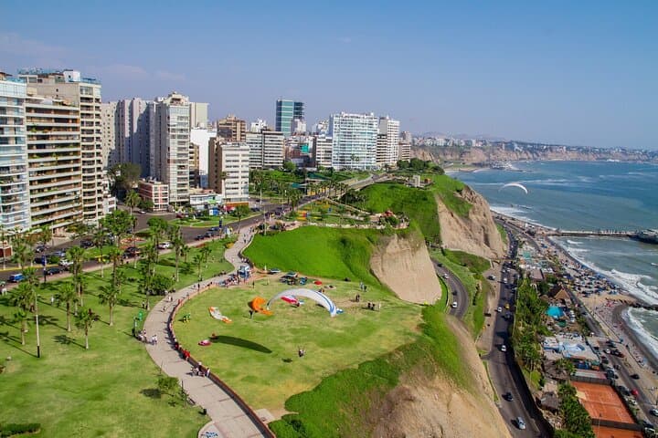 Barranco to Miraflores: Coastal Boardwalk Walk & Pisco Cooking Class in Lima