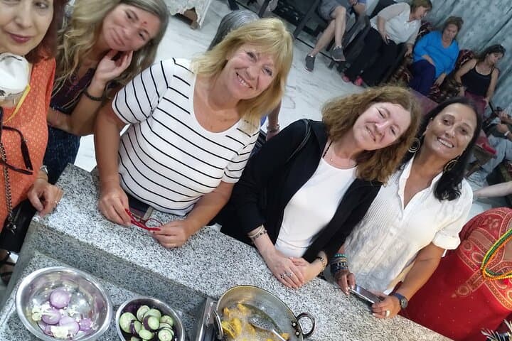 Taj Mahal Day Trip and Authentic Indian Cooking Class from Delhi