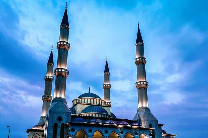 Explore Dubai's History: Private Jumeirah, Creek & Souks Cultural Tour