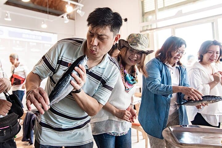 Qixingtan Fish Bar: Hands-On Fish Tasting & Sustainable Fishing Experience in Hualien photo 2