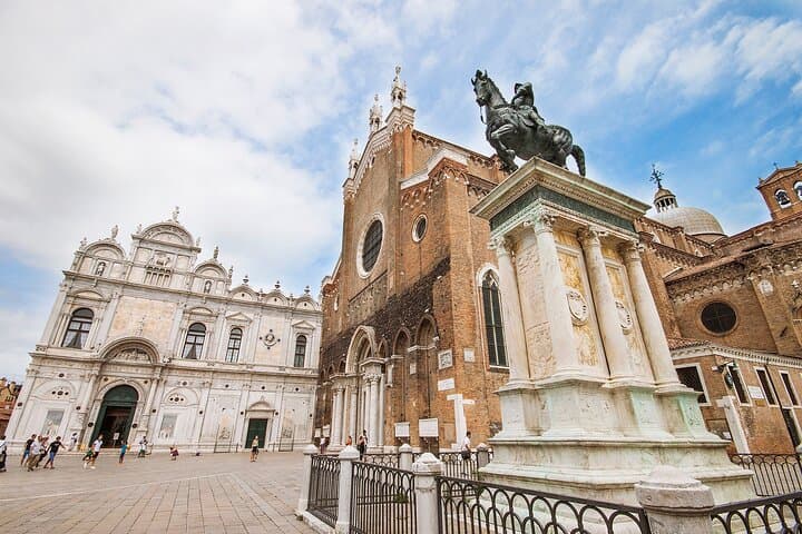Deep into Venice: Morning Walking Tour and Shared Gondola Ride from St. Mark's Square