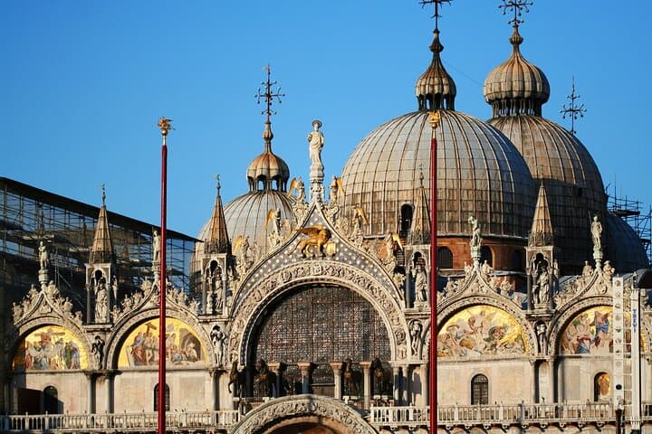 St. Mark's Basilica & Classic Gondola Ride: Guided Tour and Canal Glide in Venice