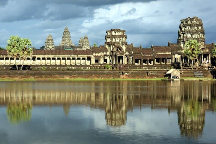 2-Day Angkor Wat Temples Experience: Sunrise, Ta Prohm & Roluos Group photo 4