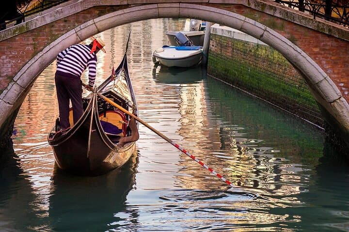 St. Mark's Basilica & Classic Gondola Ride: Guided Tour and Canal Glide in Venice photo 6