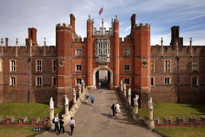 Private Guided Tour of Hampton Court Palace — Tudor History, Baroque Splendor & Ghost Stories
