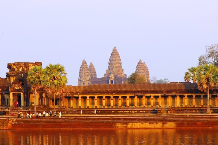 2-Day Angkor Wat Temples Experience: Sunrise, Ta Prohm & Roluos Group photo 3