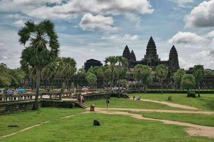 2-Day Angkor Wat Temples Experience: Sunrise, Ta Prohm & Roluos Group photo 6