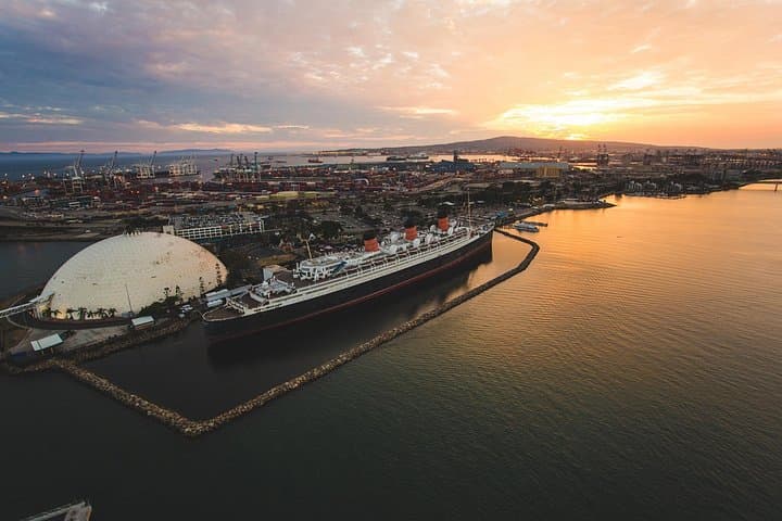 Private Helicopter Tour Over Long Beach — Catalina & Queen Mary Aerial Ride photo 4