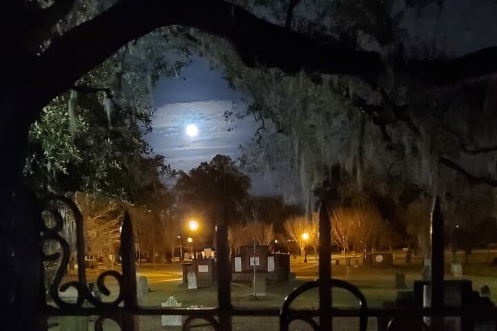 Candlelit Ghost Walk in Savannah: History, Haunts & Historic Squares photo 4