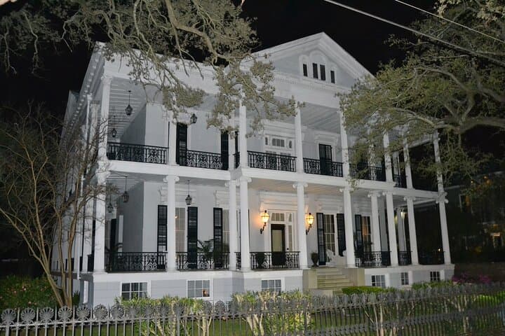 garden-district-walking-tour-lafayette-cemetery-gates-architecture-history