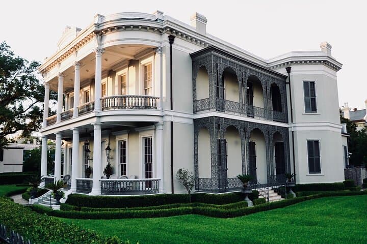 garden-district-walking-tour-lafayette-cemetery-gates-architecture-history photo 4