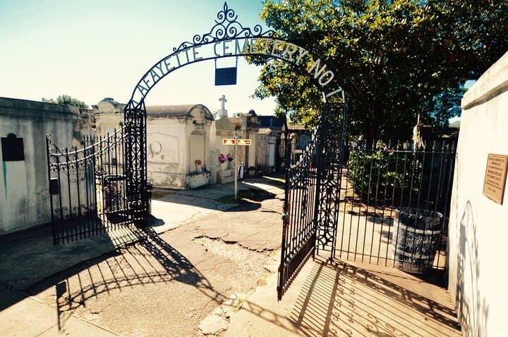 garden-district-walking-tour-lafayette-cemetery-gates-architecture-history photo 6