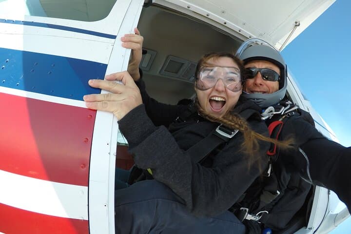Coffs Harbour Skydiving: Tandem Beach Jumps Over the Solitary Islands photo 4