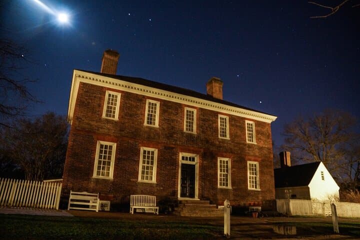 Williamsburg Haunted Ghost Tour: Night Walk Through Colonial Ghosts & Historic Streets photo 4