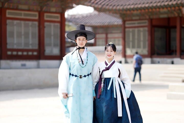 Wear a Hanbok at Gyeongbokgung: Premium Hanbok Rental & Cultural Styling in Seoul